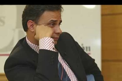 El candidato leonesista escucha con cierto aburrimiento los argumentos de la consejera.