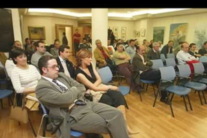 Javier Chamorro, concejal de la UPL, y la mujer de Joaquín Otero, siguieron desde primera fila el debate.