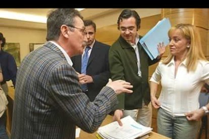 Un espectador se dirigió a la consejera después del debate para comentar con ella algunos puntos del encuentro.