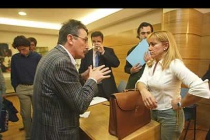 Isabel le escuchó con paciencia mientras Joaquín, en el fondo, bebe agua seco, quizás, por el esfuerzo que realizó al defender sus tésis.