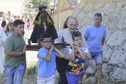 Los niños desfilan con San Roque al hombro. ACACIO DÍAZ
