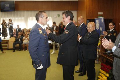 Acto de la policía nacional y entrega de madallas en el dia de los Ángeles Custodios. RAMIRO