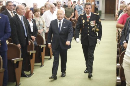 Acto de la policía nacional y entrega de madallas en el dia de los Ángeles Custodios. RAMIRO