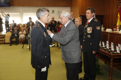 Acto de la policía nacional y entrega de madallas en el dia de los Ángeles Custodios. RAMIRO