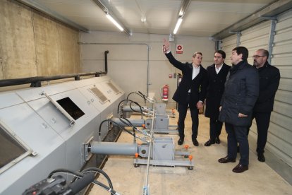 Lara explica a Suárez-Quiñones, Mañueco y Morala el funcionamiento de la Red de Calor. L. DE LA MATA