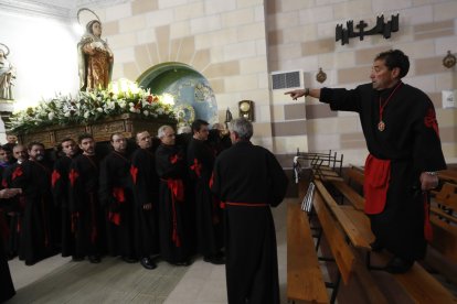Procesión del Santo Cristo del Camino en la noche del Martes Santo en Flores del Sil (Ponferrada)