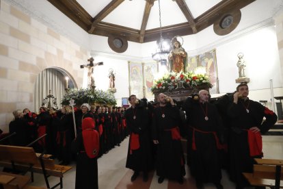 Procesión del Santo Cristo del Camino en la noche del Martes Santo en Flores del Sil (Ponferrada)