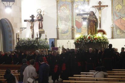Procesión del Santo Cristo del Camino en la noche del Martes Santo en Flores del Sil (Ponferrada)