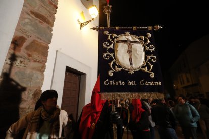 Procesión del Santo Cristo del Camino en la noche del Martes Santo en Flores del Sil (Ponferrada)