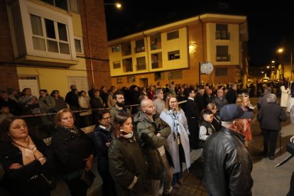 Procesión del Santo Cristo del Camino en la noche del Martes Santo en Flores del Sil (Ponferrada)