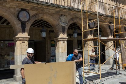 La plaza Mayor de Salamanca acoge el acto de descubrimiento del medallón de Alfonso IX, obra del escultor madrileño Óscar Alvariño. ICAL
