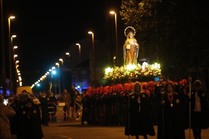 Procesión del Santo Cristo del Camino en la noche del Martes Santo en Flores del Sil (Ponferrada)