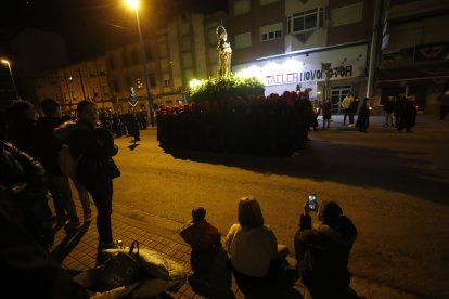Procesión del Santo Cristo del Camino en la noche del Martes Santo en Flores del Sil (Ponferrada)