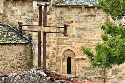 Iglesia de Santiago en Villafranca del Bierzo y la ventana que da a este. S.V.P.