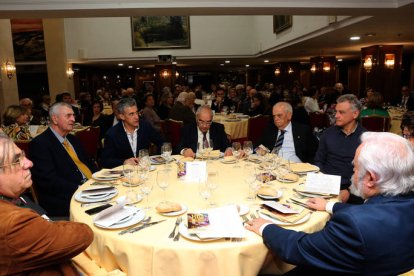 El tradicional Cocido Maragato de la Casa de León en Madrid, con el que se rindió homenaje a los más veteranos de la institución. BENITO ORDÓÑEZ
