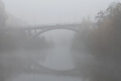 Niebla y frío en Ponferrada. CÉSAR SÁNCHEZ