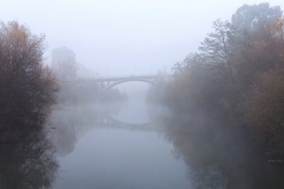 Niebla y frío en Ponferrada. CÉSAR SÁNCHEZ