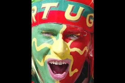 Uno de los mejores maquillados fue este chico. Los rayos de sol que parten de la nariz están muy, pero que muy logrados.  Y la verdad es que lo hacen original.