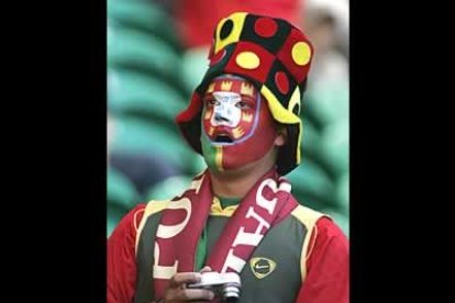 Otro que no le tiene nada que envidiar es este. Más clásico que elanterior, que lleva una estética de arlequín, este se pintó en su cara el escudo de Portugal. ¡Incluso continua el dibujo por debajo de la nariz!