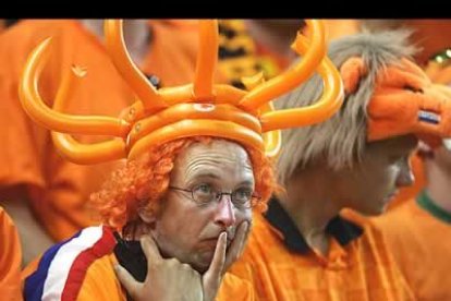 La verdad es que Holanda se merece todo un homenaje en su despedida de la Eurocopa. Con lo que han contribuido a subir los índices de glamur... Yo me quedo igual de triste que este aficionado, la verdad. Dudo que las demás selecciones puedan estar a la altura.