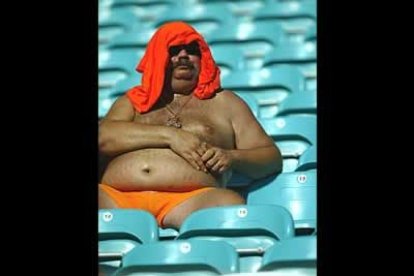 Aunque en Holanda, como en la viña del Señor, hay de todo. Este aficionado no se corta y desprende mal gusto pro todos sus poros.