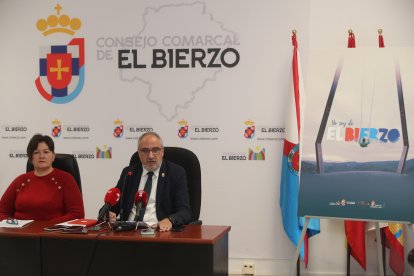 La consejera comarcal de Turismo y el presidente del Consejo. L. DE LA MATA