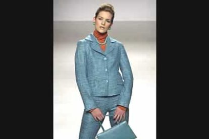 El azul turquesa y los trajes de chaqueta ocuparon un lugar especial en la colección de Toypes.