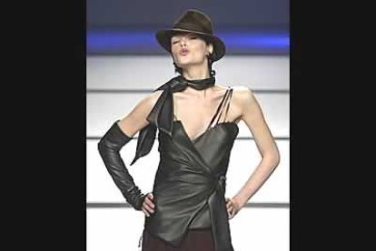 Volvemos a la época de los gangsters de la mano de <b>Mercedes de Miguel</b>. La diseñadora enfunda a las modelos en cuero y con sombreros tipo dandy.
