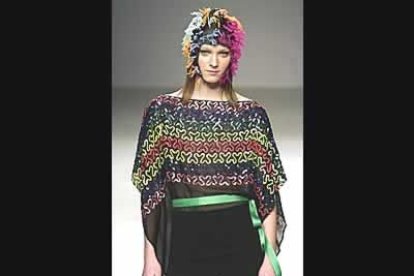 La apuesta de Anke Schloder son los sombreros más atrevidos y a todo color.