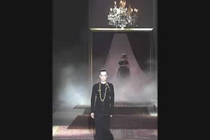 Y si Anke Schloder se decanta por los colores vivos, Mireia Ruiz opta por diseños oscuros y elegantes que ambienta en la noche, gótica y  vampírica.