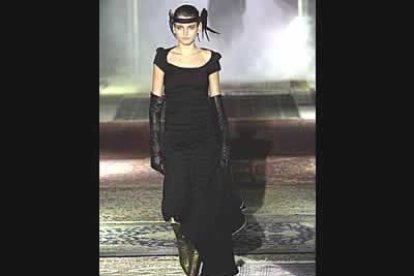 Mireia viste a las princesas de la noche con trajes negros, sin adornos y hasta los pies, y con maquillaje en tonos pálidos para resaltar la blacura de la piel.