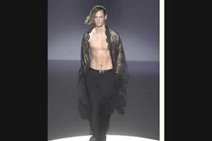 Para el hombre, Cristóbal Vidal rescató encajes en negro y diseños muy transparentes.