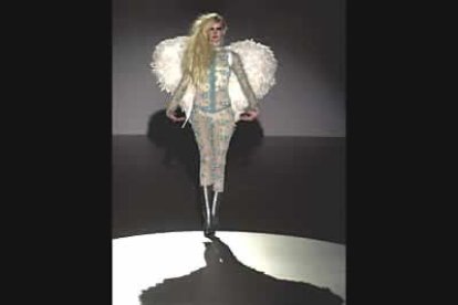 La fantasía de la diseñadora quedó patente en este diseño de «ángel» en encaje azul cielo y tejido brillante.