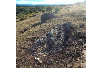 El petroglifo de Brazuelo, con los Montes de León al fondo. DL