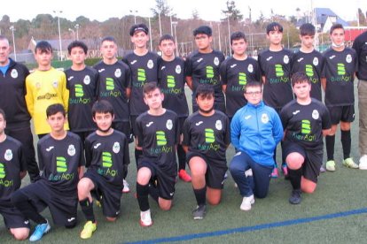 La plantilla del equipo Flores del Sil. MANUEL MACÍAS