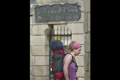 Una peregrina aguarda a las puertas del museo de los caminos, ubicado en el Palacio de Gaudí.