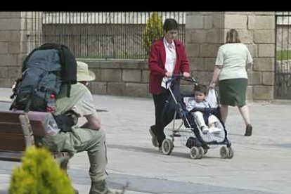 Una de las estampas cotidianas de la ciudad de Astorga, en la que sus habitantes conviven con la contínua presencia de peregrinos.