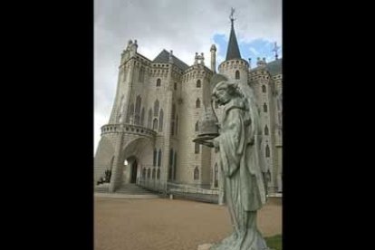 Astorga es de las pocas ciudades en las que Antonio Gaudí fijó su arte. El Palacio Episcopal es obra del genial arquitecto catalán.