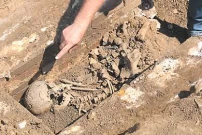 Cada vez que se clava la pala en Astorga se saca de la tierra un trozo de historia. La fotografía muestra una necrópolis descubierta en la calle Via Nova del barrio astorgano de San Andrés.
