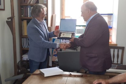 Pedro Luis Álvarez Vega, a la izquierda, ha tomado posesión como alcalde de Burón. DL