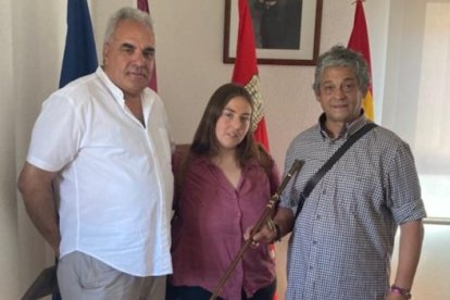 Javier Pérez, con el bastón de mando en Villanueva de las Manzanas. DL
