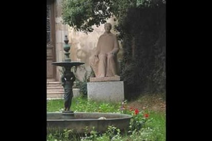 Monumento levantado en la ciudad en honor a uno de sus más ilustres vecinos, el escritor Leopoldo Panero.