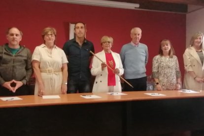 La socialista Carmen Mallo, tras tomar posesión en Murias de Paredes. DL