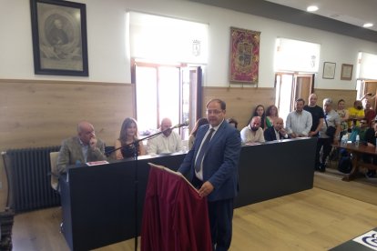 Javier Carrera coge el bastón de mando en La Bañeza. ARMANDO MEDINA