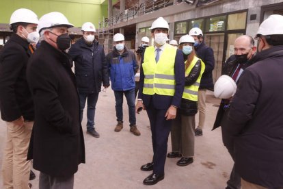 Suárez-Quiñones, con cargos de la Junta en la visita a la obra. RAMIRO