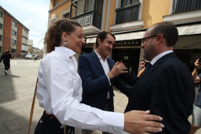 Ester Muñoz y Juan Carlos Suárez-Quiñones saludan a Marco Morala antes del pleno en el Ayuntamiento de Ponferrada. ANA F. BARREDO