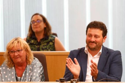 Manuel García, anterior alcalde de Villaquilambre, durante el pleno de toma de posesión. FERNANDO OTERO