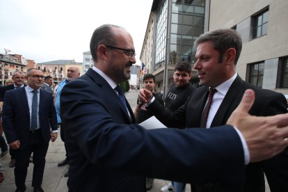 Marco Morala saluda a Iván Alonso. ANA F. BARREDO