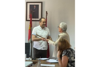 Valentín Martínez Redondo toma posesión en Villaturiel. DL
