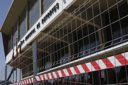 Las obras del Palacio de Deportes de León comenzaron el pasado mes de junio y se extenderán, como mínimo, hasta el otoño. J. NOTARIO
